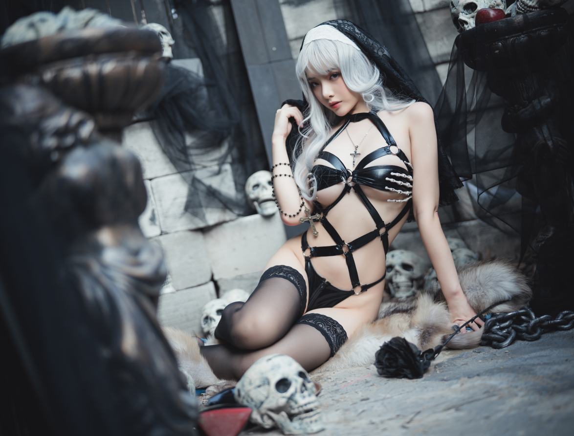 雯妹不讲道理-暗黑修女[28P/403MB]