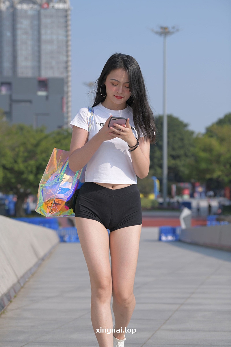 [街拍]51.美女的身材在瑜伽紧身裤的勾勒下更显凹凸有致