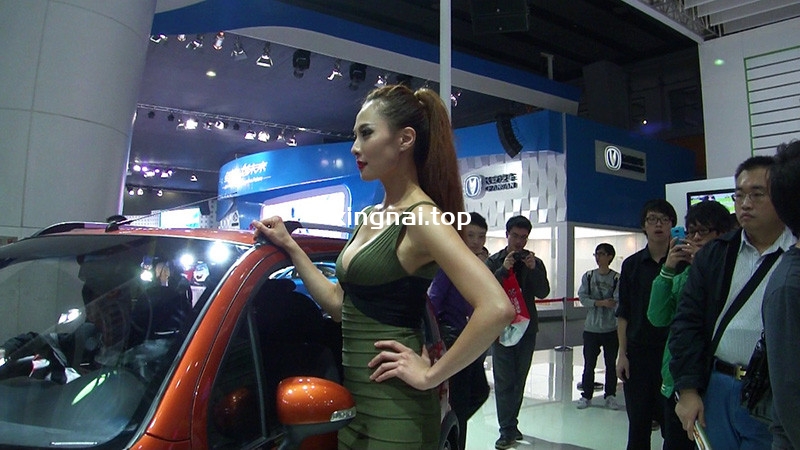 [展会]车展低胸绿色连衣裙车模秀身材