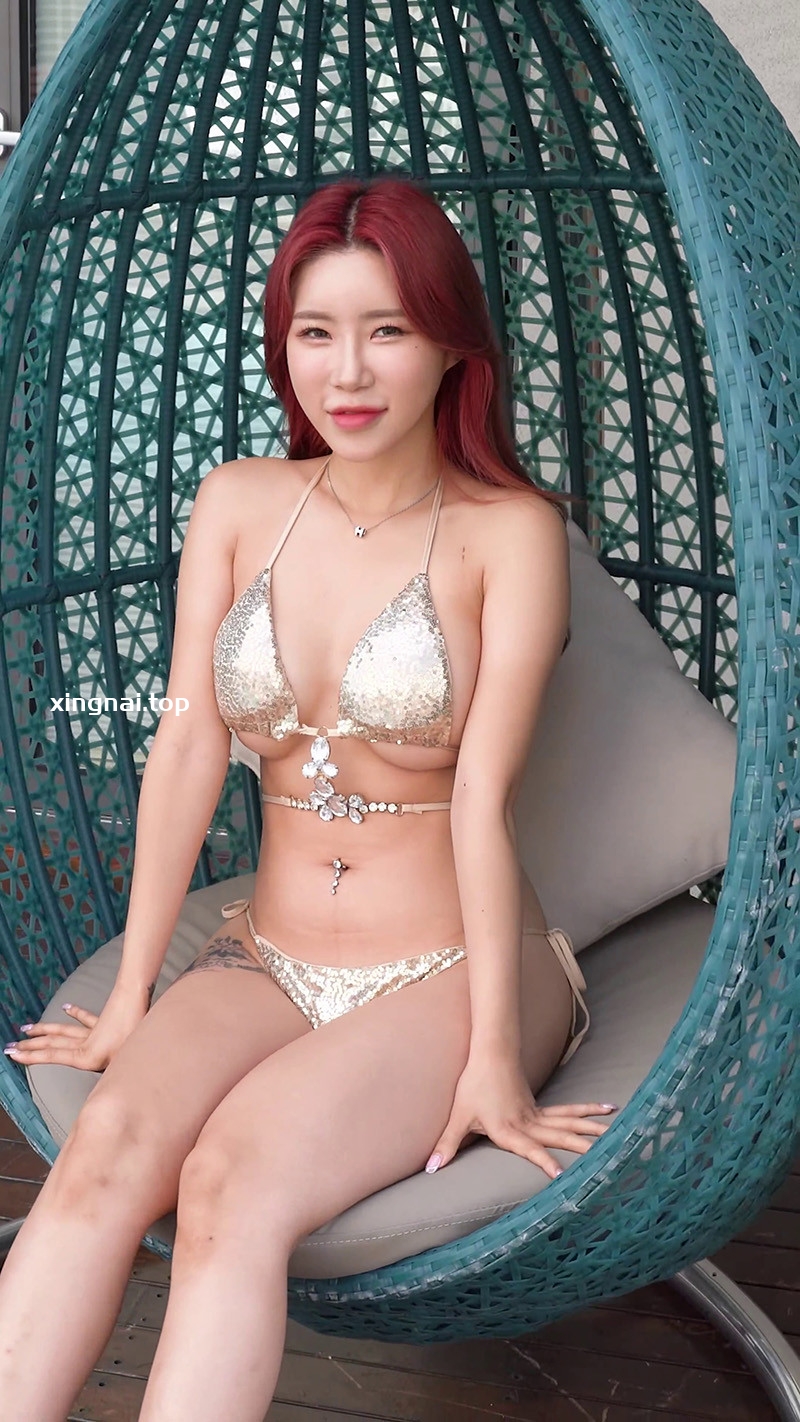 [写真]韩国女团Sweet Me成员Daya金色比基尼