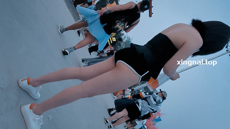 [街拍]墨镜黑色紧身热裤翘臀靓妹