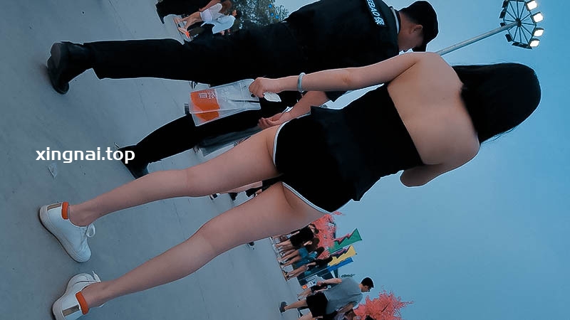 [街拍]墨镜黑色紧身热裤翘臀靓妹