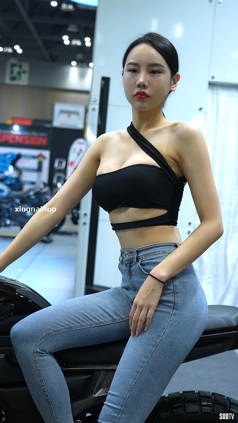 [展会]2022年韩国汽车沙龙模特Heejung低胸牛仔手拍