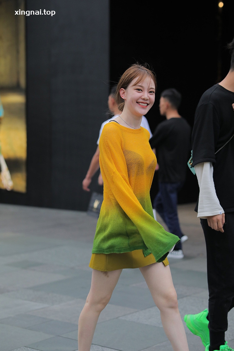 [街拍]V6.淡黄时尚小姐姐[图片/51P]