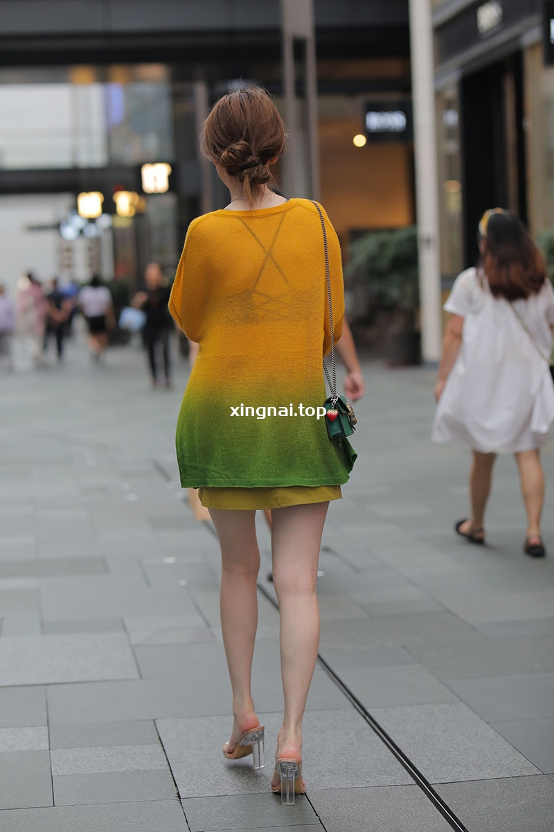 [街拍]V6.淡黄时尚小姐姐[图片/51P]