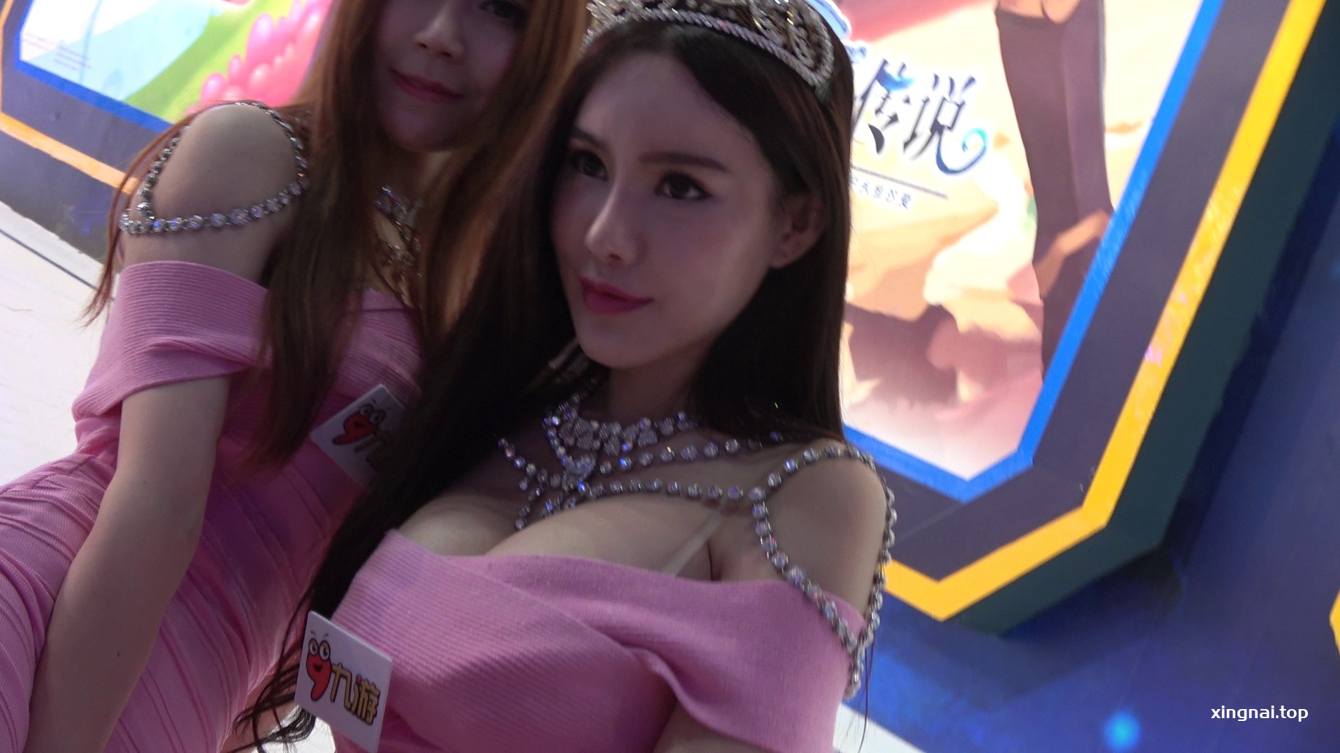[展会]游戏展showgirls粉色低胸连衣裙