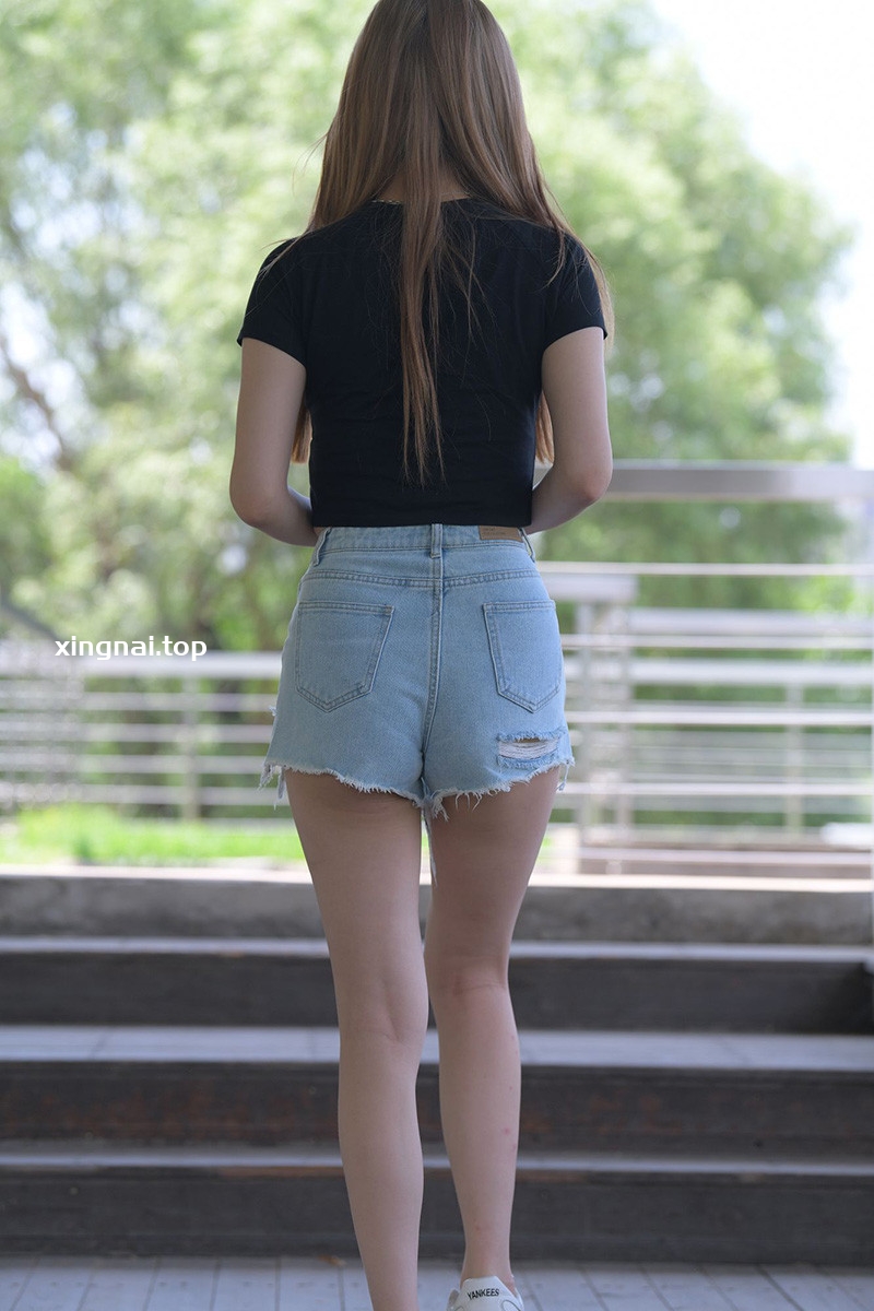 [街拍]762.蓝色牛仔热裤女孩[图片/视频/10.01GB]