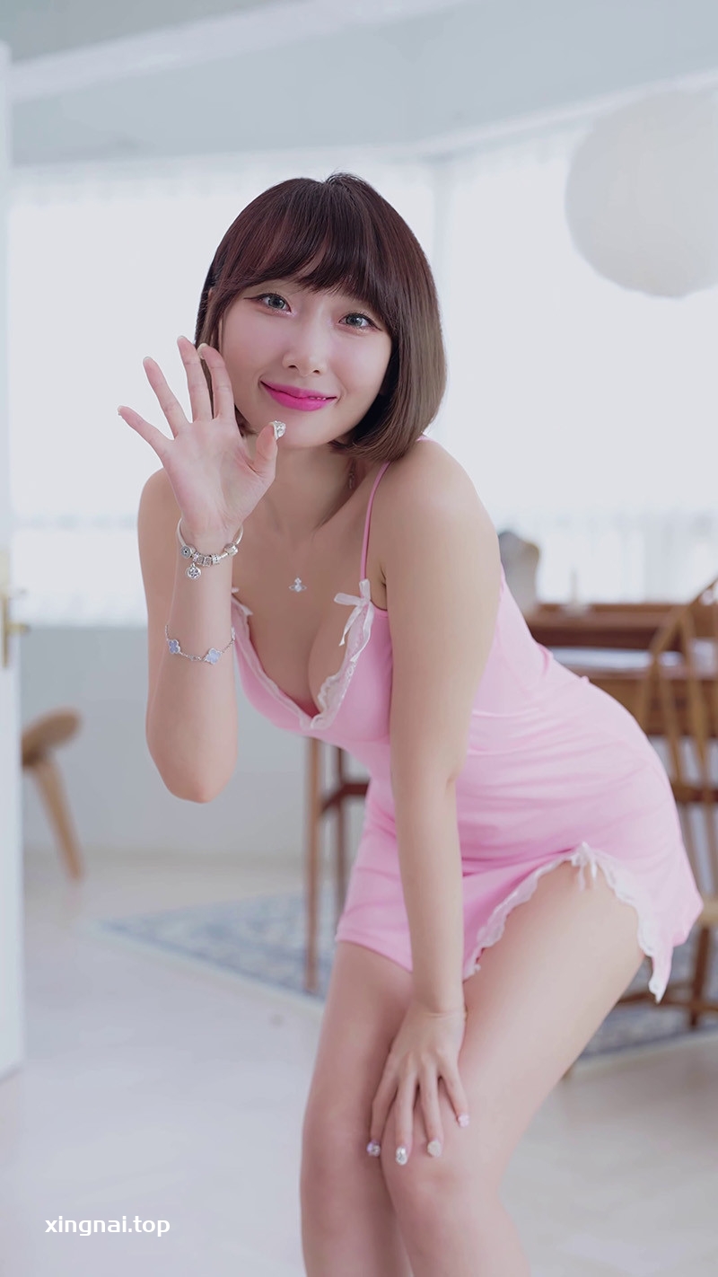 [写真]lookbook竖版拍摄女神般的粉色紧身长裙