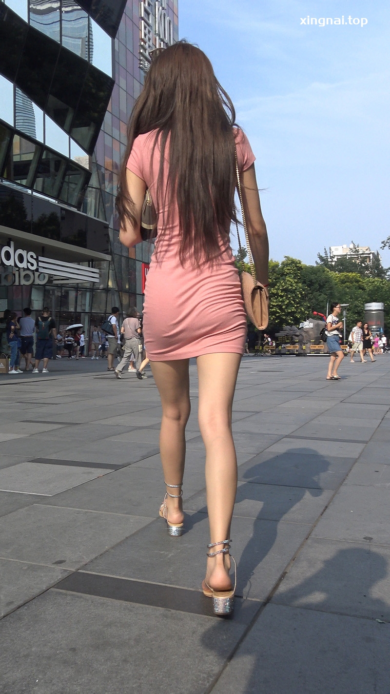 [街拍]粉色连体紧身包臀裙美女