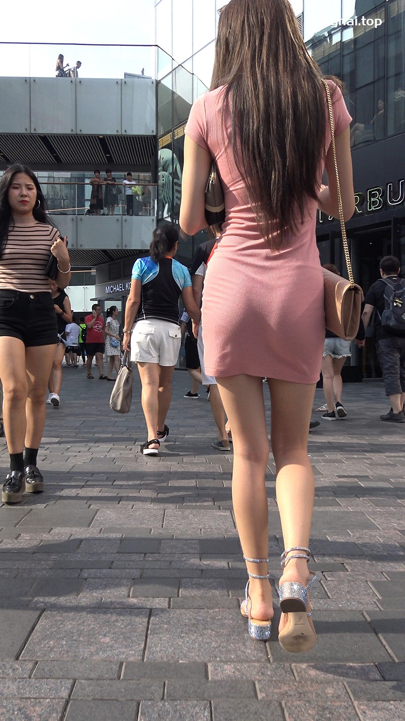 [街拍]粉色连体紧身包臀裙美女