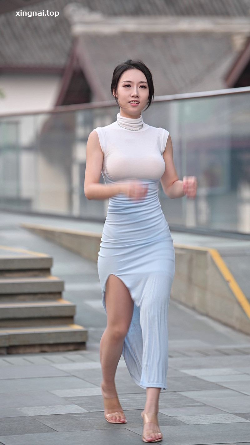 [街拍]蓝色长裙小姐姐[MOV/3.7GB]