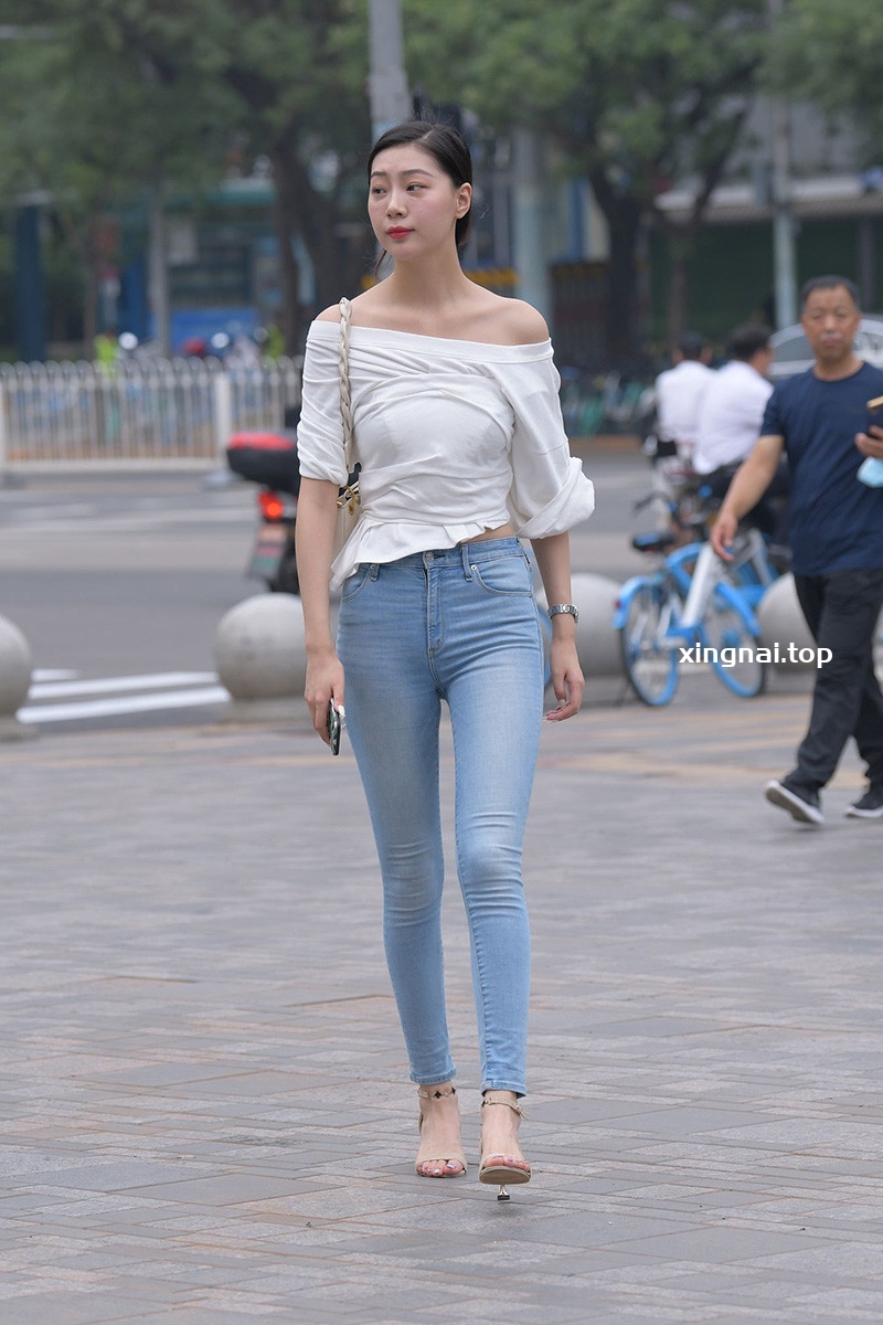 [街拍]823.高挑的紧牛美女[图片/视频/14GB]
