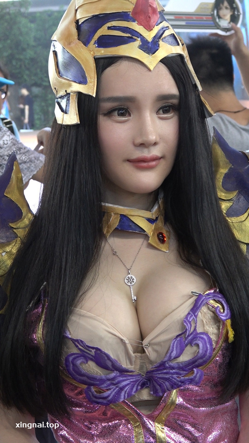 [展会]游戏展盔甲也难隐藏深深事业线美女