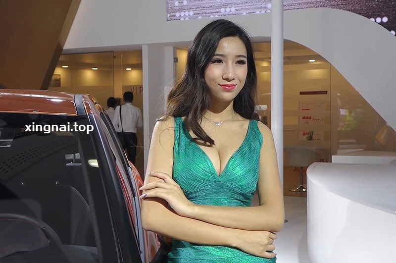 [展会]近距离拍摄绿色连衣裙低胸美女车模