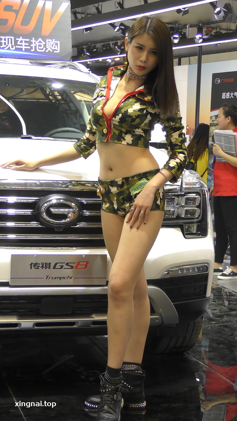 [展会]漂亮的迷彩低腰热裤小姐姐