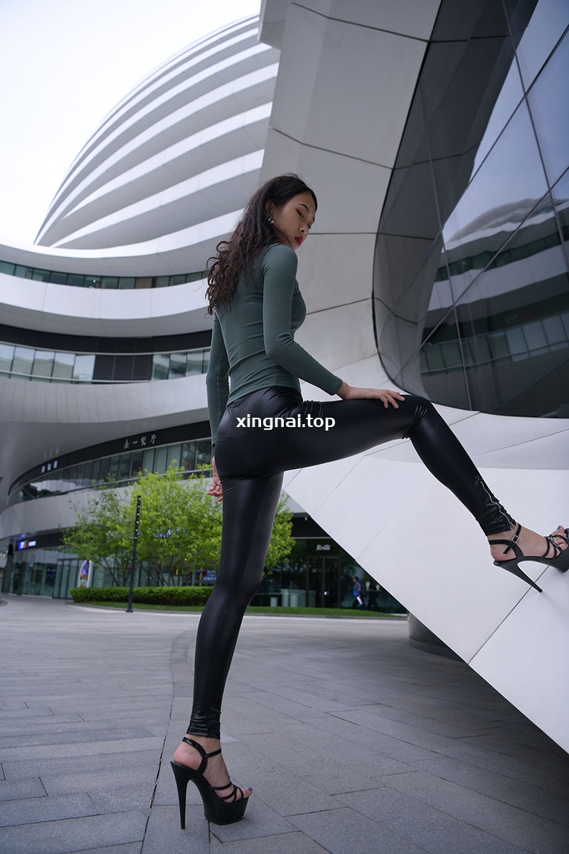 [街拍]67.穿黑色皮裤的大姐[图片/视频/13.1GB]