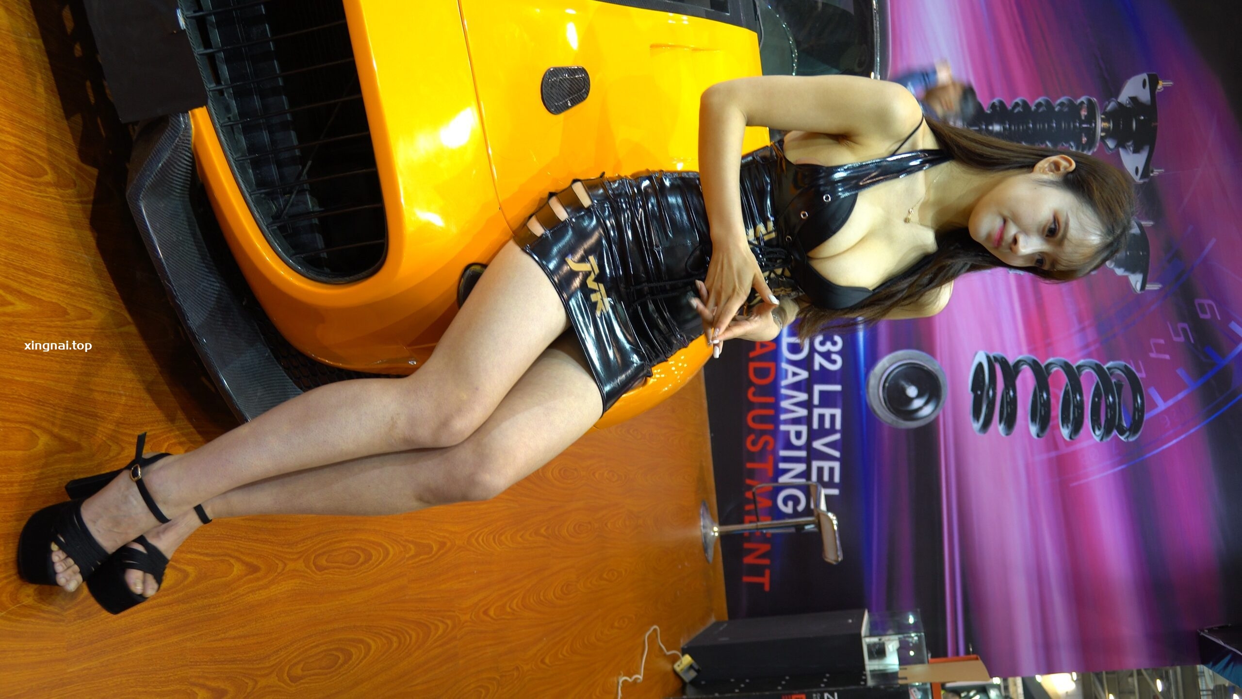 [展会]性感低胸皮裙美腿车展靓模2分10